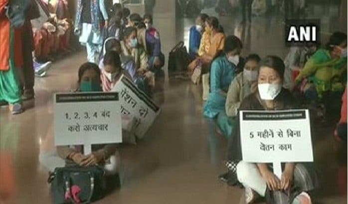 Latest news: Municipal Corporation of Delhi employees continue to protest against non-payment of salaries at Civic Centre - SightsIn Plus