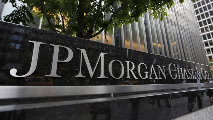 JPMorgan Chase plans to freeze salaries for most employees