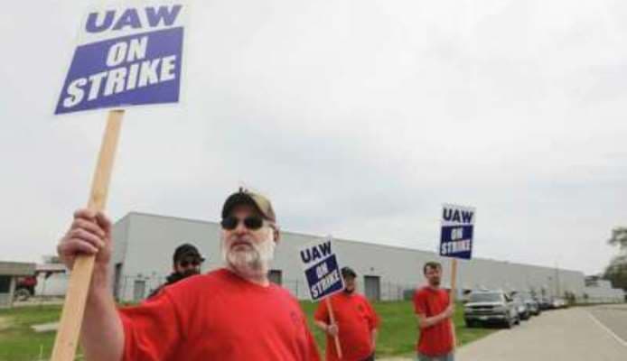 1,000 CNH Industrial workers strike in Iowa, Wisconsin