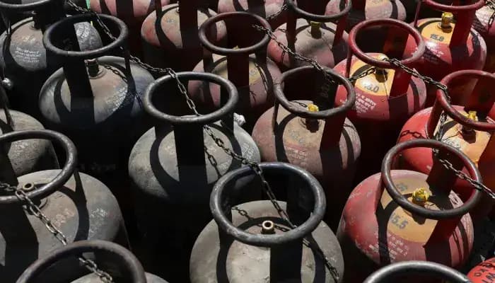 No LPG to Cook, No Way to Work: The Dual Crisis Hitting India’s Manufacturing Labor