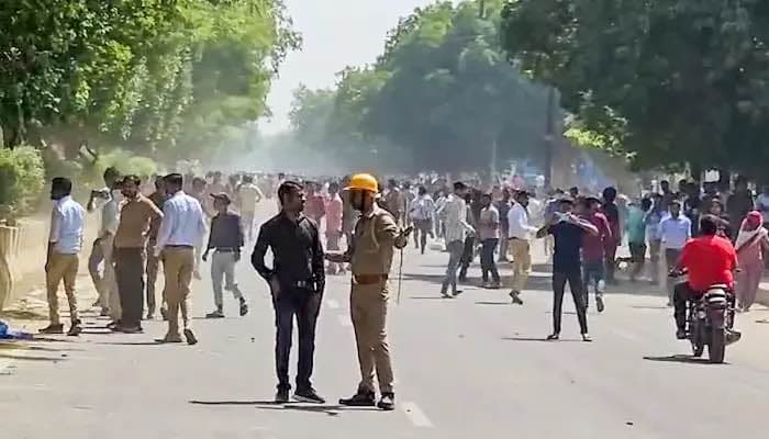 Noida Workers Demand 20,000 Minimum Wage and 8-Hour Shifts